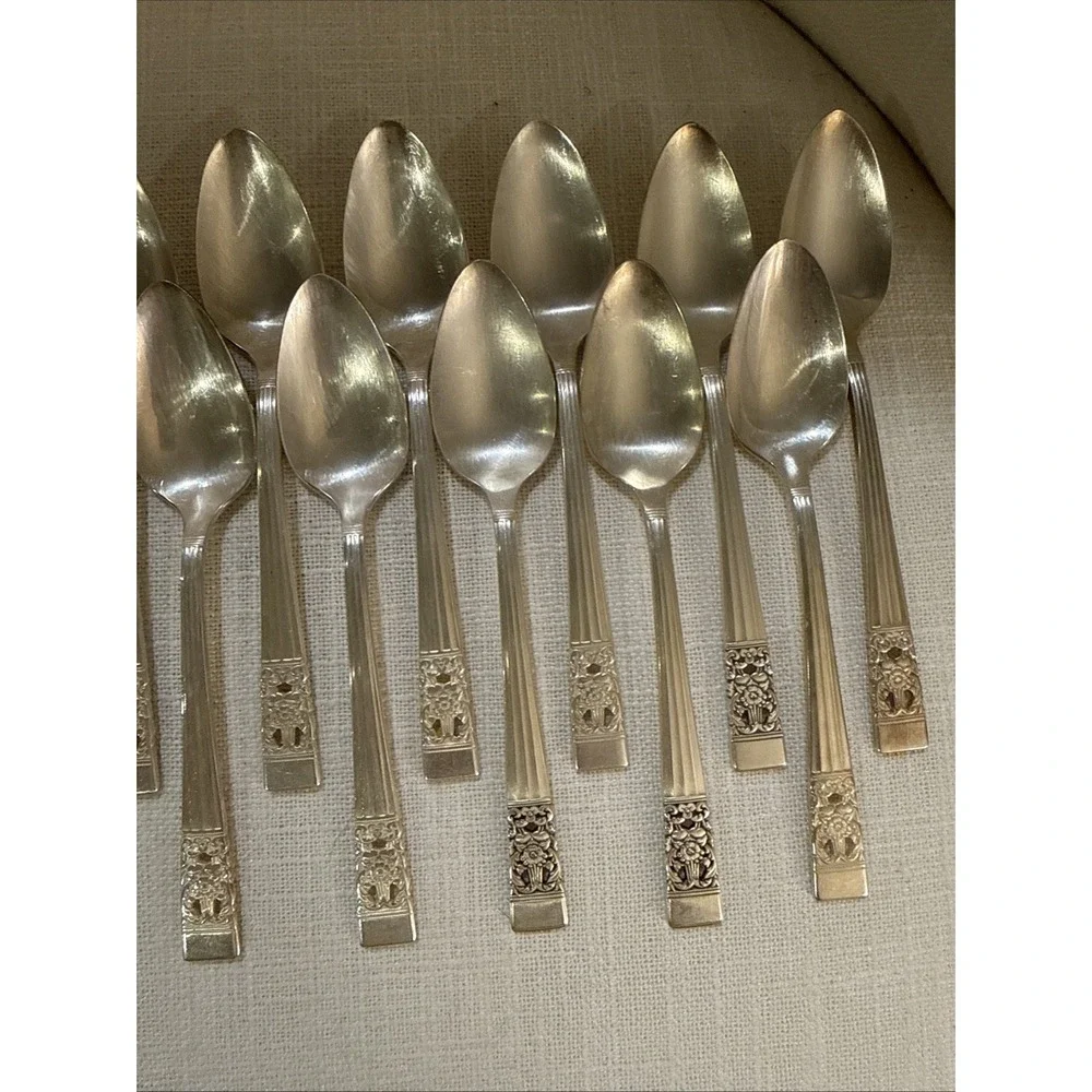 17 Oneida‎ Community CORONATION Dessert Oval Spoons Silverplate 7 3/8